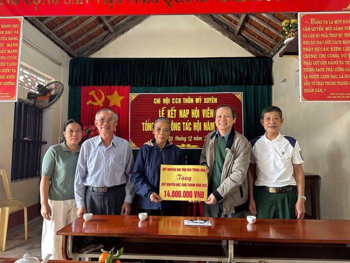 Thiếu tướng Đào Trọng Hùng thường xuyên quan tâm, hỗ trợ công tác khuyến học tại địa phương.