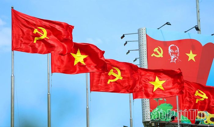 Cờ Đảng, cờ Tổ quốc tung bay phấp phới