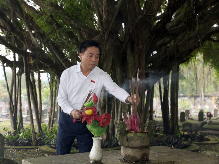 Phó Chủ tịch Quốc hội, Thượng tướng Nguyễn Doãn Anh thắp hương tại Nghĩa trang Liệt sĩ quốc tế Đồng Tâm tại xã Thiết Ống