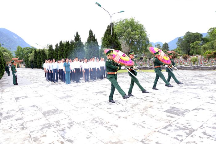 Phó Chủ tịch Quốc hội, Thượng tướng Nguyễn Doãn Anh dâng hoa, dâng hương tưởng niệm tại Nghĩa trang Liệt sĩ quốc tế Đồng Tâm, xã Thiết Ống, Thanh Hóa