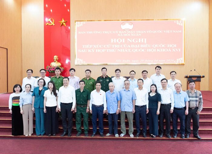 Phó Chủ tịch Quốc hội, Thượng tướng Nguyễn Doãn Anh chụp ảnh lưu niệm với các đại biểu tham dự Hội nghị