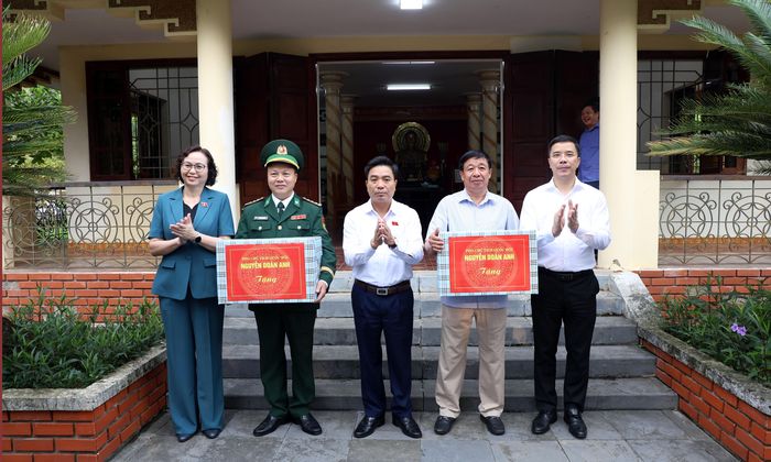 Phó Chủ tịch Quốc hội, Thượng tướng Nguyễn Doãn Anh trao quà tặng Ban Quản lý Nghĩa trang Liệt sĩ quốc tế Đồng Tâm tại xã Thiết Ống