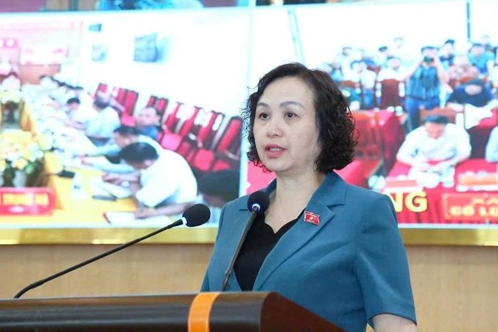 Phó Chủ tịch Hội đồng Dân tộc Cao Thị Xuân báo cáo về kết quả Kỳ họp thứ Nhất, Quốc hội khóa XVI tại hội nghị