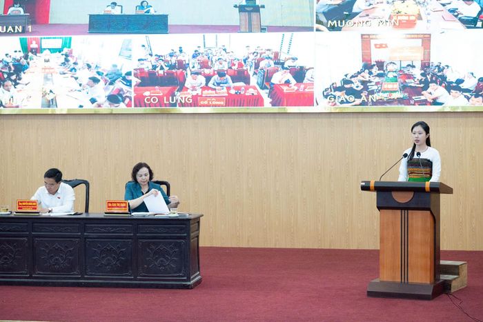 Cử tri Phạm Thị Thảo - Phó Chủ tịch Ủy ban MTTQ Việt Nam xã Hồi Xuân phát biểu tại Hội nghị