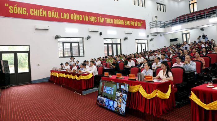 Quang cảnh Hội nghị tiếp xúc cử tri tại điểm cầu xã Hồi Xuân