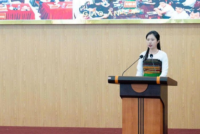 Cử tri Phạm Thị Thảo - Phó Chủ tịch Ủy ban MTTQ Việt Nam xã Hồi Xuân phát biểu tại Hội nghị