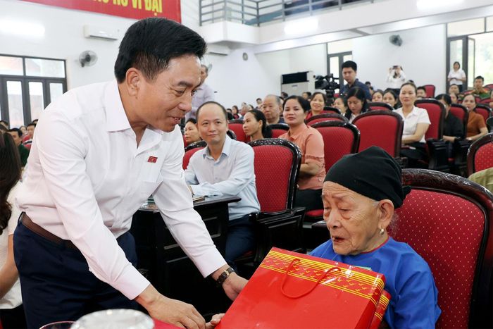 Phó Chủ tịch Quốc hội, Thượng tướng Nguyễn Doãn Anh ân cần thăm hỏi và trao quà tặng các gia đình liệt sĩ, thương binh, bệnh binh, người có công, gia đình chính sách trên địa bàn xã Hồi Xuân