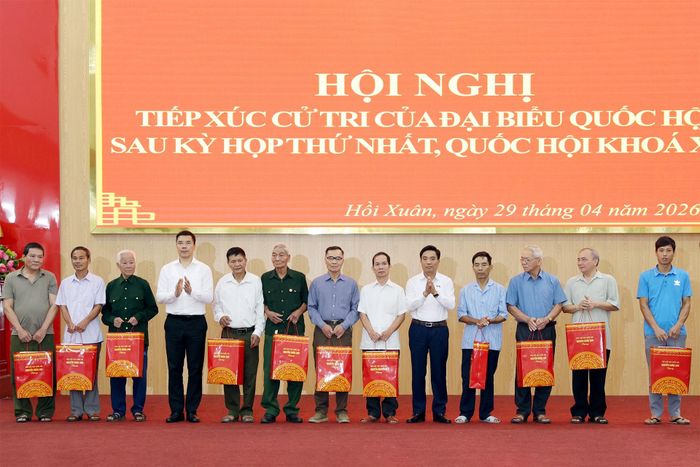 Phó Chủ tịch Quốc hội, Thượng tướng Nguyễn Doãn Anh trao quà tặng các gia đình liệt sĩ, thương binh, bệnh binh, người có công, gia đình chính sách trên địa bàn xã Hồi Xuân