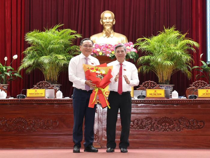 Chủ tịch HĐND TP. Cần Thơ Đồng Văn Thanh chúc mừng tân Phó Chủ tịch UBND thành phố Lê Công Lý