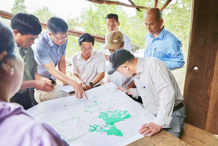 Đoàn giám sát thực tế tại khu vực rừng cộng đồng thuộc bon Bu N’Đơr B. Ảnh: Tuy Đức