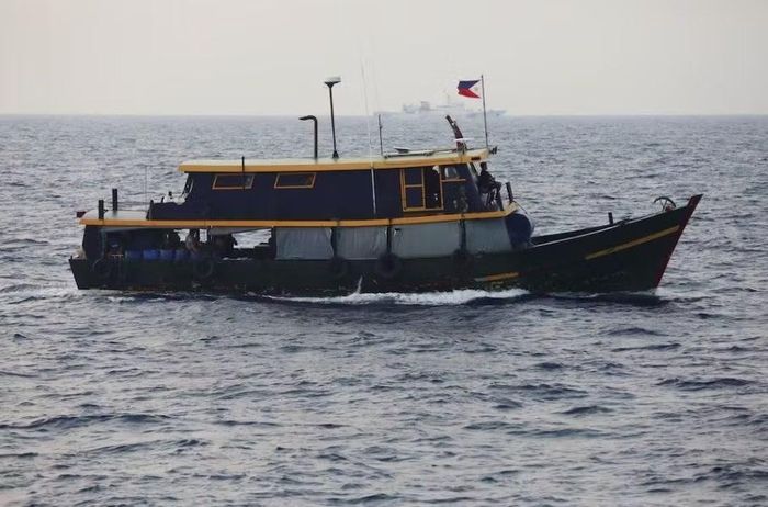 Tàu tiếp tế của Philippines hoạt động trên biển trong nhiệm vụ thường kỳ.