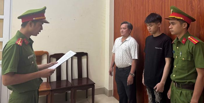 Công an đọc lệnh bắt tạm giam đối với Trần Kiêm Anh Khoa
