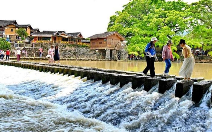 Khách du lịch khám phá cổ trấn Vân Thủy Nhao ở huyện Nam Kinh, tỉnh Phúc Kiến, Trung Quốc ngày 9/4. Ảnh: Xinhua/Lin Shanchuan