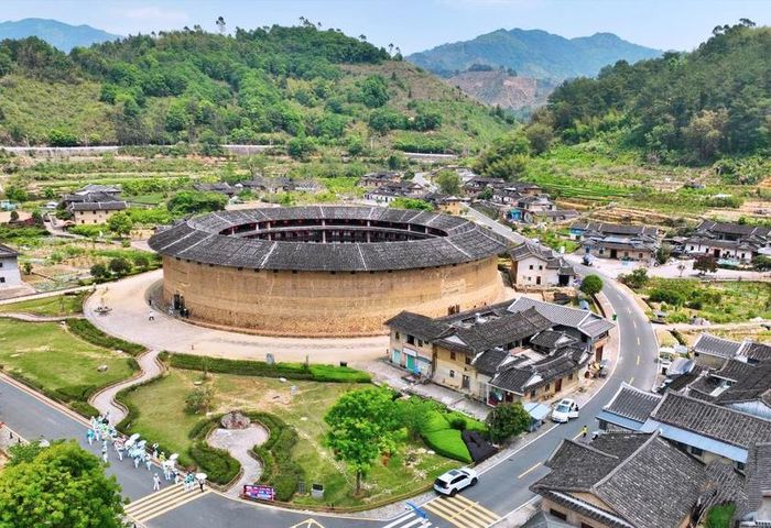 Ảnh chụp ngày 10/4 cho thấy Eryilou (thổ lâu có hình dạng "bánh vòng đôi") ở thành phố Chương Châu, Phúc Kiến. Ảnh: Xinhua/Lin Shanchuan