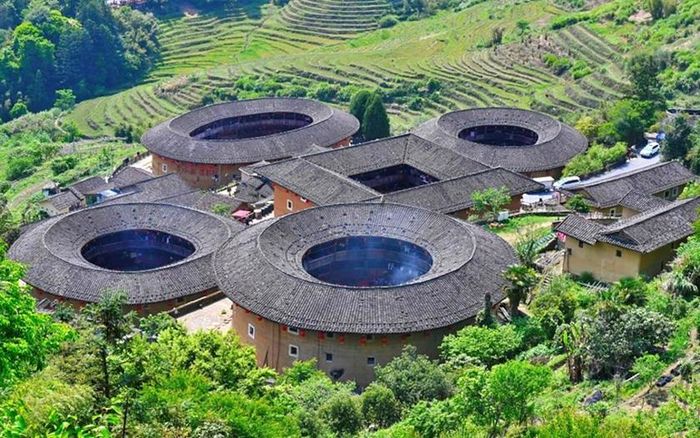 Bức ảnh chụp ngày 9/4 cụm Tianluokeng thổ lâu ở huyện Nam Kinh, tỉnh Phúc Kiến, Trung Quốc. Ảnh: Xinhua/Lin Shanchuan