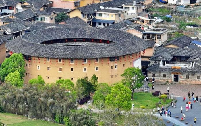 Ảnh chụp ngày 9/4 tòa nhà Huaiyuan ở huyện Nam Kinh, Phúc Kiến. Ảnh: Xinhua/Lin Shanchuan