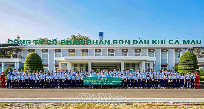 Tham quan, trải nghiệm thực tế tại Nhà máy Đạm Cà Mau, học sinh Trường THPT Đầm Dơi tìm hiểu môi trường sản xuất hiện đại.
