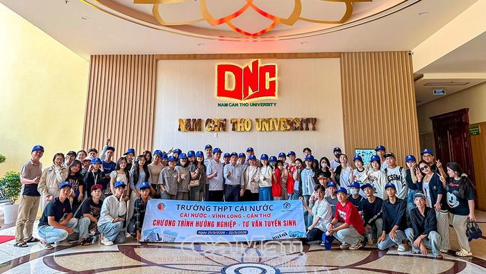 Học sinh lớp 12 của Trường THPT Cái Nước tham quan trực tiếp tại Trường Đại học Nam Cần Thơ và Trường Đại học Cửu Long để tìm hiểu ngành nghề, môi trường học tập.