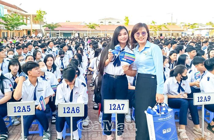 Học sinh Trường THPT Cái Nước hào hứng khi được trao đổi, tìm hiểu thông tin tuyển sinh với Trường Đại học Bạc Liêu trong buổi chào cờ đầu tuần tại trường.