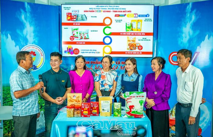 5 kỳ livestream “OCOP Cà Mau - Tinh hoa Đất Mũi” trên Fanpage Thời sự Cà Mau đã thu hút hơn 231.000 lượt xem, cùng hàng chục ngàn lượt tương tác, bình luận. (Ảnh: LÊ TUẤN)