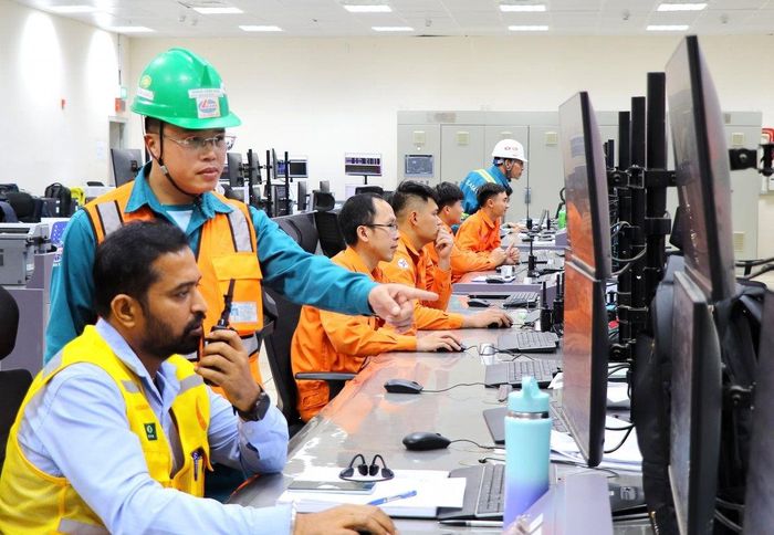Kỹ sư Công ty CP LILAMA 18 tham gia xây dựng nhà máy nhiệt điện Quảng Trạch 1, hiện tại nhà máy đã phát điện Tổ máy số 1 ngày 14/4/2026. 