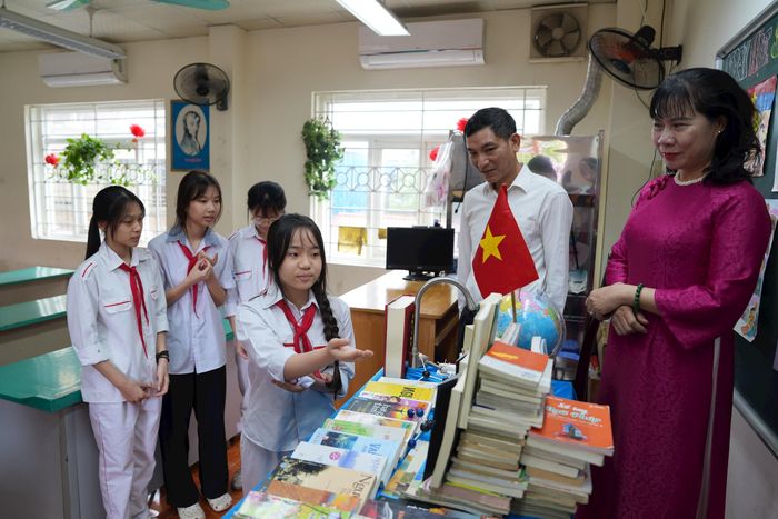 Các em học sinh giới thiệu với các đại biểu về thư viện thân thiện tại lớp học. Ảnh: Hữu Tiệp