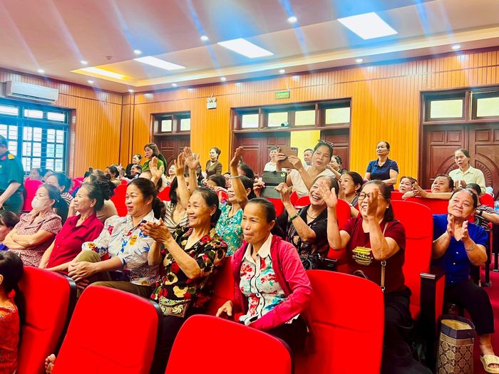 Cán bộ, hội viên người cao tuổi xã Hòa Lạc cổ vũ nhiệt tình các đội tham dự liên hoan. Ảnh: TH