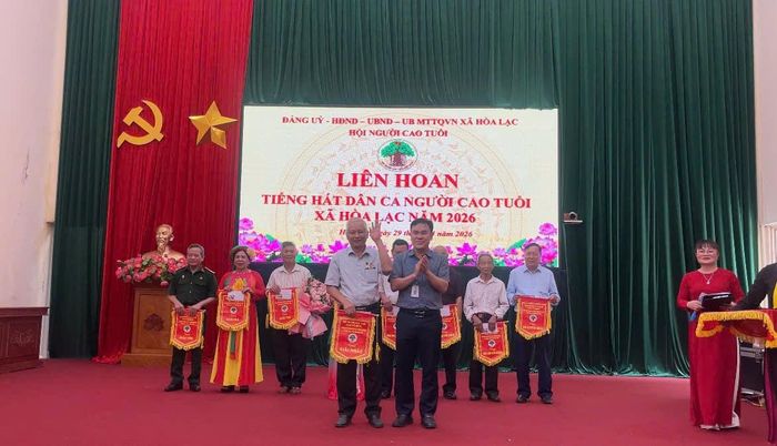 Ban Tổ chức trao giải Nhất cho Chi hội Người cao tuổi thôn 2, xã Hòa Lạc. Ảnh: TH