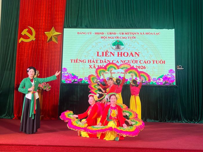 Một trong những tiết mục xuất sắc tại Liên hoan tiếng hát dân ca người cao tuổi xã Hòa Lạc lần thứ nhất năm 2026. Ảnh: TH