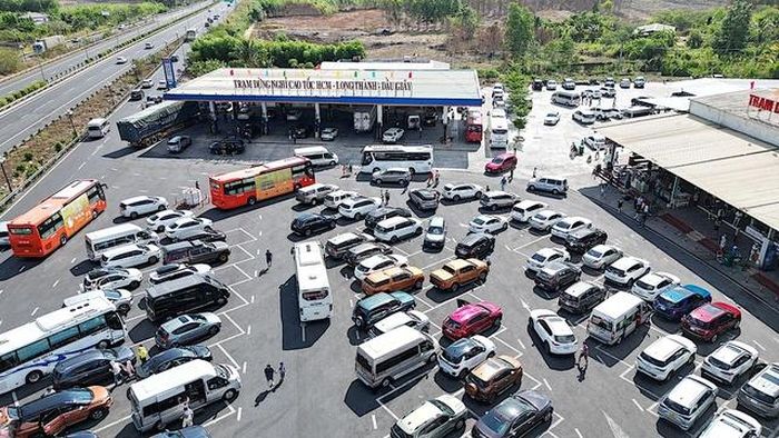 Hệ thống trạm dừng nghỉ trên cao tốc dịp 30/4 được tăng cường, song hạ tầng dịch vụ chưa đồng đều khi số trạm có cây xăng còn hạn chế, tiềm ẩn bất tiện cho hành trình dài.