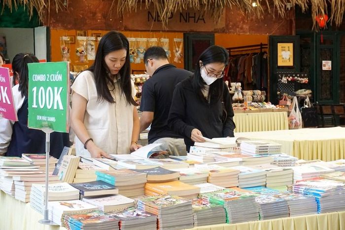 Các gian hàng sách đồng thời triển khai nhiều chương trình ưu đãi quy mô lớn, thu hút đông đảo người mua