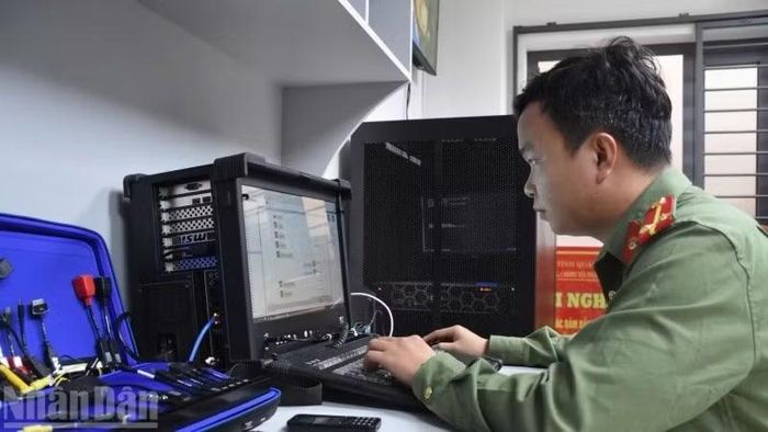 Phòng An ninh mạng và phòng, chống tội phạm sử dụng công nghệ cao Công an thành phố Đà Nẵng đấu tranh tội phạm trên không gian mạng. (Ảnh: Công Vinh)