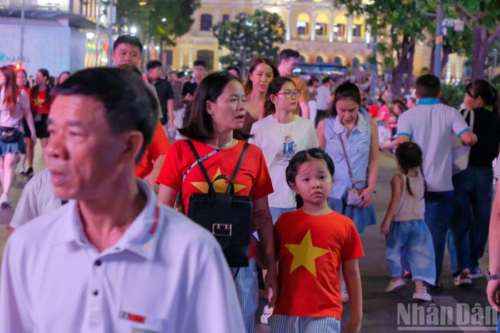 Theo ghi nhận của phóng viên, từ khoảng 19 giờ, lượng người đổ về các tuyến đường trung tâm như Tôn Đức Thắng, Lê Duẩn, Đồng Khởi… bắt đầu đông.