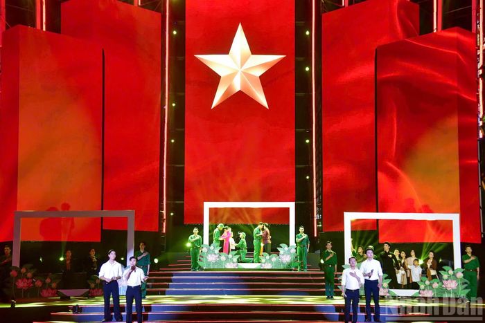 Các tiết mục đặc sắc thu hút đông đảo người dân đến thưởng thức, hòa mình vào không khí rộn ràng của ngày đại lễ.