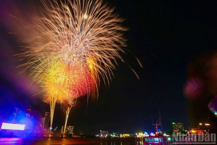 Đúng 21h, chương trình pháo hoa nghệ thuật tại Thành phố Hồ Chí Minh đồng loạt khai hỏa. (Ảnh: Trọng Anh).