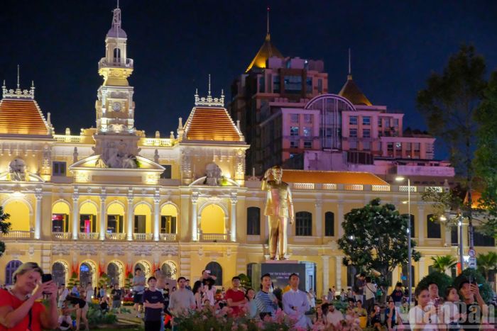 Nhiều bạn trẻ tranh thủ ghi lại khoảnh khắc pháo hoa rực rỡ bằng điện thoại, tạo nên những bức ảnh check-in đầy màu sắc, nhanh chóng được chia sẻ trên mạng xã hội.