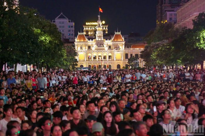 Đông đảo người dân tập trung từ sớm để thưởng thức chương trình âm nhạc quy mô lớn trong khuôn khổ chương trình “Non sông thống nhất”.