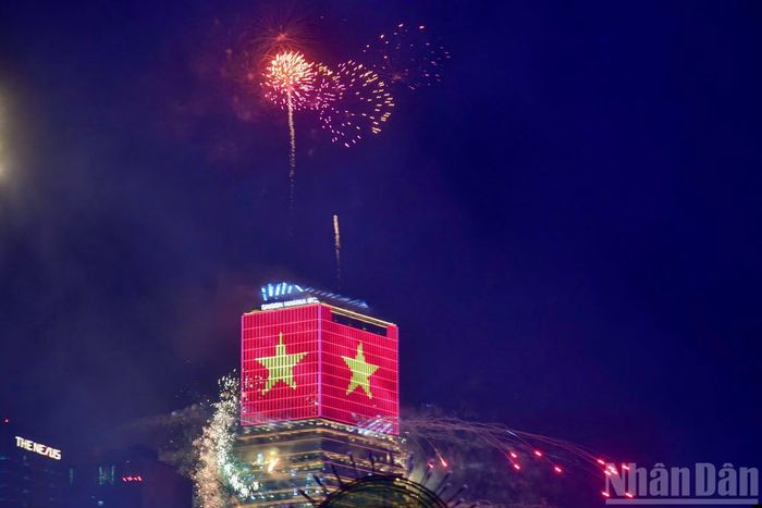 Màn trình diễn pháo hoa không chỉ là điểm nhấn của đêm lễ mà còn góp phần lan tỏa tinh thần đoàn kết, niềm tự hào và tình yêu quê hương đất nước trong mỗi người dân.