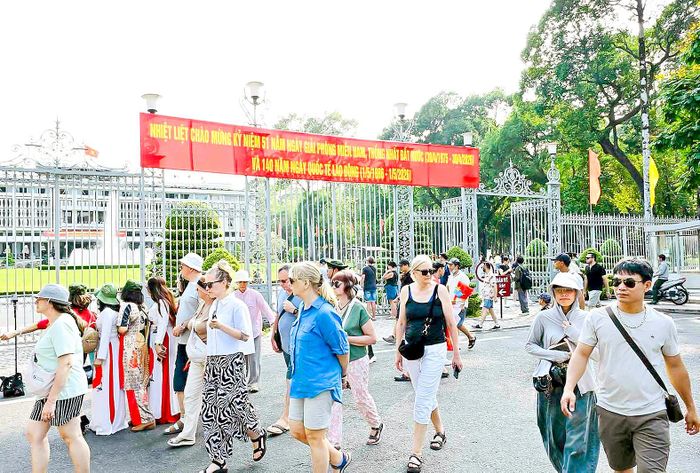  Du khách tham quan Hội trường Thống Nhất, TPHCM, chiều 29-4. Ảnh: VIỆT DŨNG 