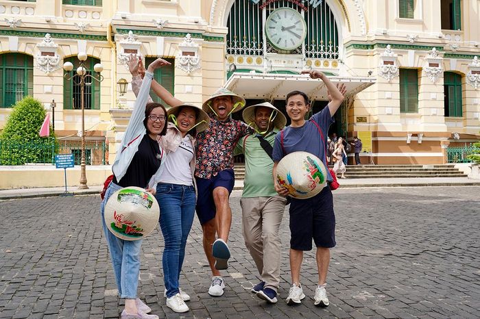  Khách du lịch tham quan Bưu điện TPHCM. Ảnh: HOÀNG HÙNG 