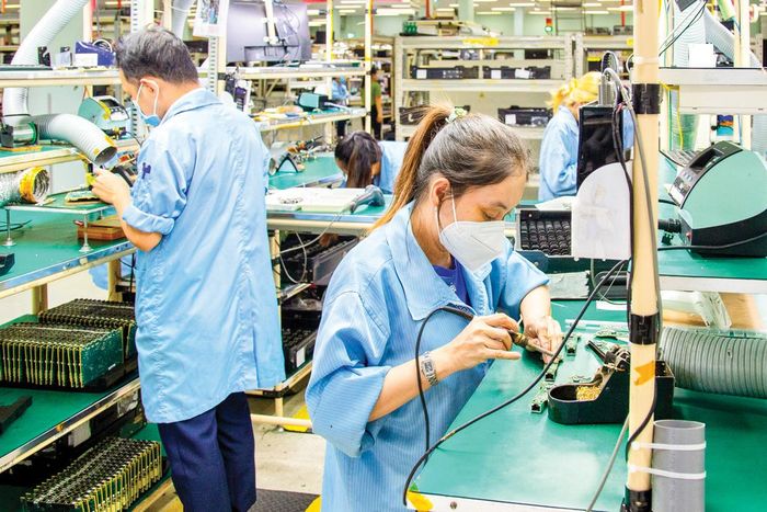  Công nhân làm việc trên dây chuyền sản xuất thiết bị điện tử tại Công ty Datalogic, Khu Công nghệ cao TPHCM. Ảnh: VIỆT DŨNG 