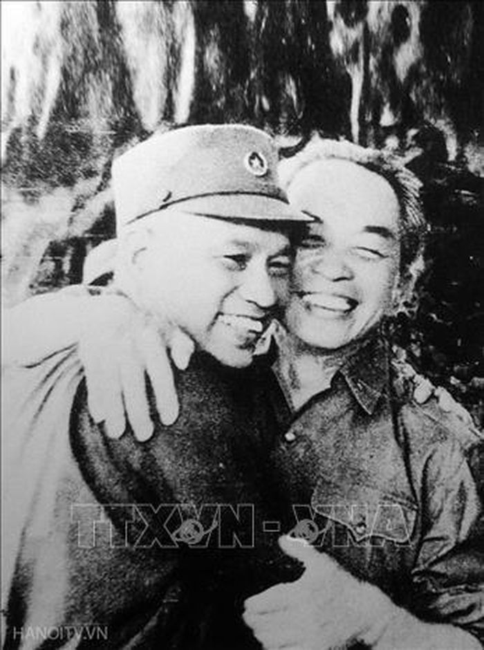 Đại tướng Võ Nguyên Giáp và Đại tướng Văn Tiến Dũng. Ảnh: TTXVN