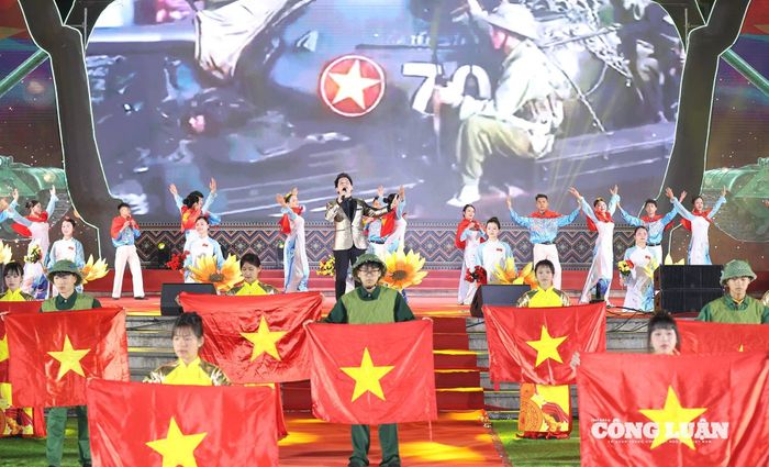 Ca sĩ Trọng Tấn biểu diễn tại đêm khai mạc