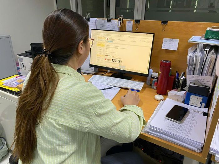 Chị Linh Anh tranh thủ chạy deadline trong kỳ nghỉ lễ. Ảnh: Hồng Hạnh.