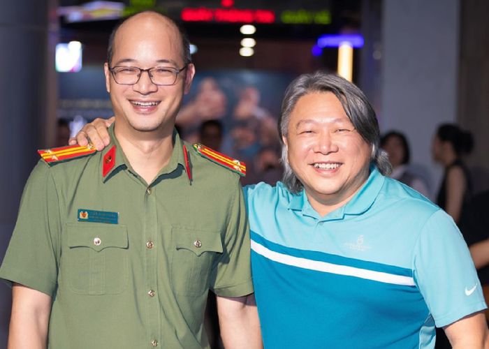Đạo diễn Hàm Trần (bìa phải) và Giám đốc Điện ảnh Công an nhân dân Trần Nam Chung (bìa trái) tại lễ ra mắt phim Tử chiến trên không. Ảnh: Đoàn phim