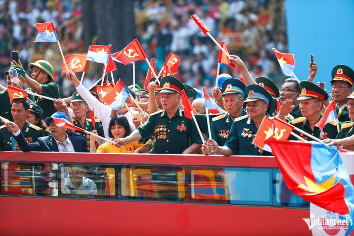 Khối Tôn vinh các Anh hùng lực lượng vũ trang nhân dân, Anh hùng lao động và nhân chứng lịch sử trong lễ kỷ niệm 50 năm Ngày thống nhất đất nước. Ảnh: Phạm Hải