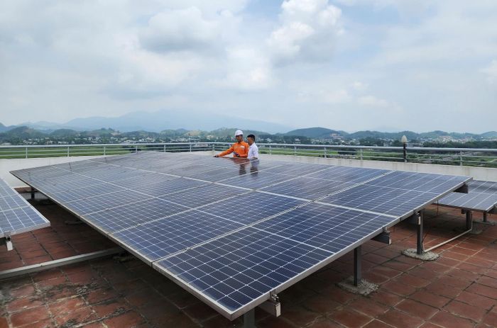 Các hộ gia đình đang tăng tốc lắp điện mặt trời mái nhà để giảm tiền điện. Ảnh: ĐL Tuyên Quang