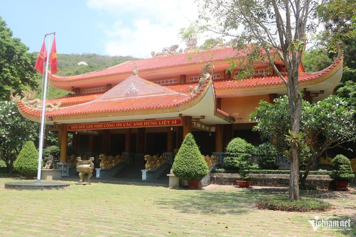 Khu đền thờ liệt sĩ, nhà truyền thống ở núi Minh Đạm - nơi tưởng niệm hàng nghìn liệt sĩ. Ảnh: Quang Hưng
