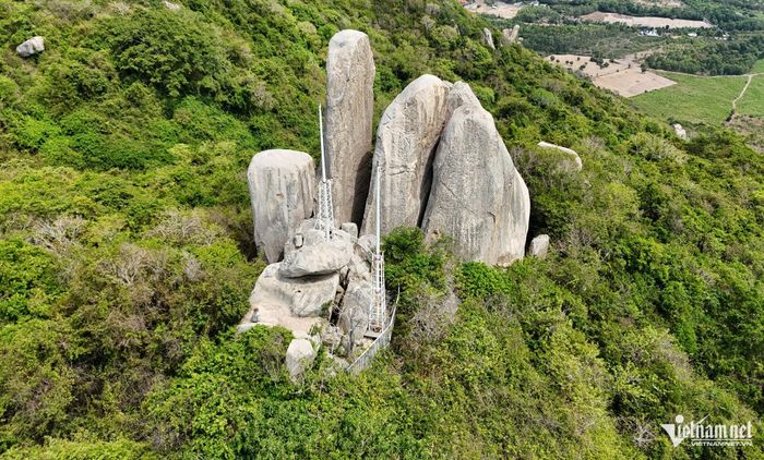 Khu vực hòn Đá Chẻ từng là nơi treo cờ của Mặt trận Dân tộc Giải phóng miền Nam Việt Nam. Ảnh: Quang Hưng