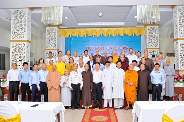 Các đại biểu chụp ảnh lưu niệm tại hội nghị tập huấn cho chức sắc các tôn giáo tham gia bảo vệ môi trường và ứng phó với biến đổi khí hậu. 